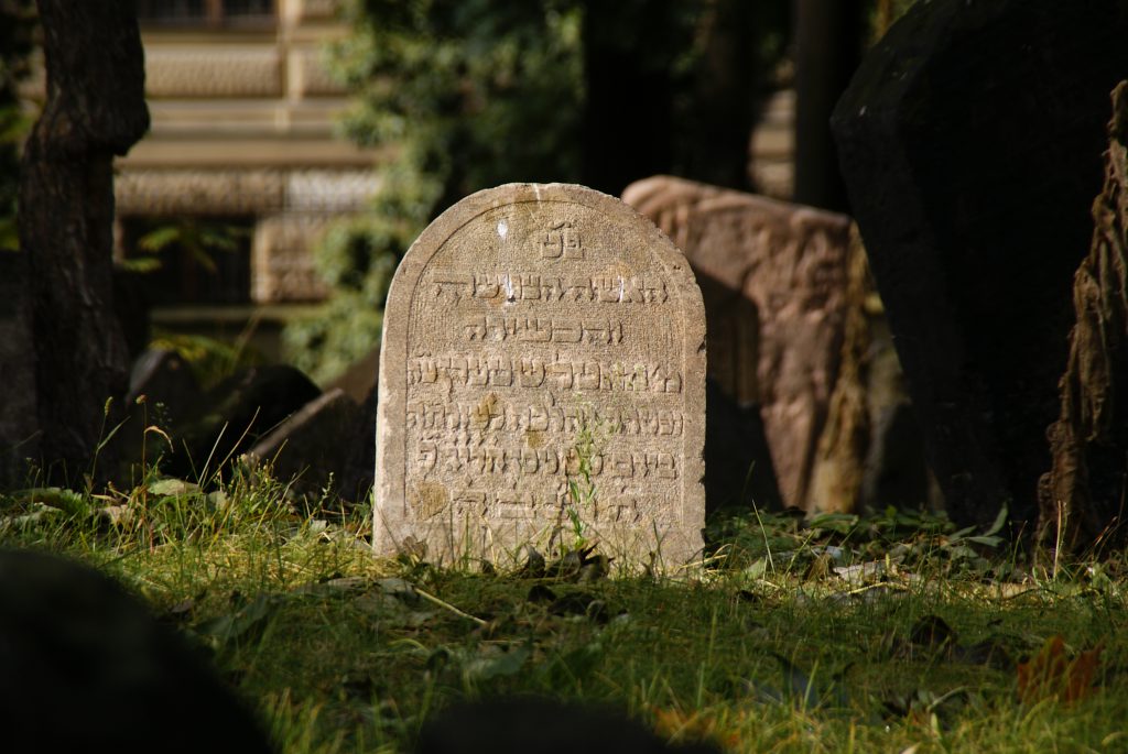 התמודדות עם אובדן דרך מצבה וקבר